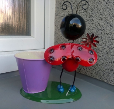 Beruška s květináčem kov