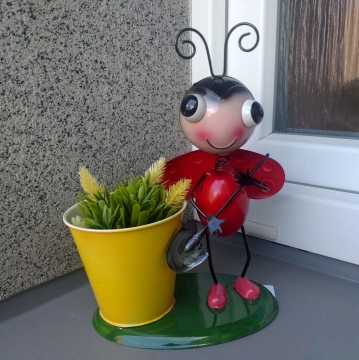 Beruška s květináčem kov