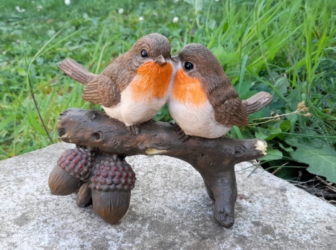 Ptáčci na větvi se žaludy