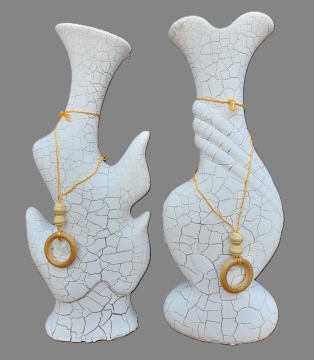 Váza bílá s ozdobou velká