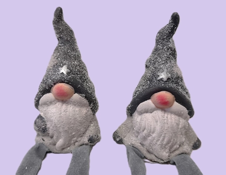Skřítek šedá čepička sedící Skřítek šedá čepička sedící