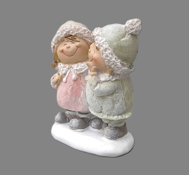 Děti v kulichu na podstavci