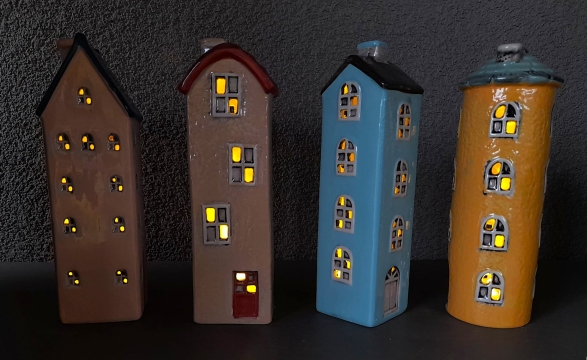 Domek vysoký svítící LED 4 druhy – 20x6 cm