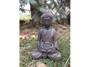 Budha s kalíškem na svíčku