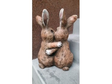 Králíci pár s květinou