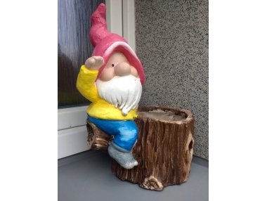 Trpaslík s pařezem