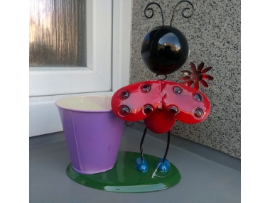Beruška s květináčem kov