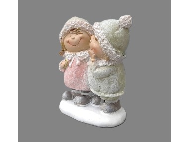 Děti v kulichu na podstavci