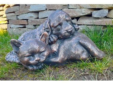 Pes a kočka ležící měděná patina