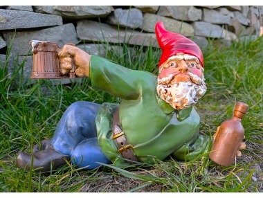 Trpaslík s lahví a půllitrem