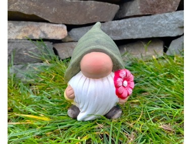 Skřítek s květinou menší