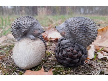 Ježek na žaludu a šišce