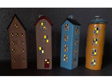 Domek vysoký svítící LED 4 druhy – 20x6 cm